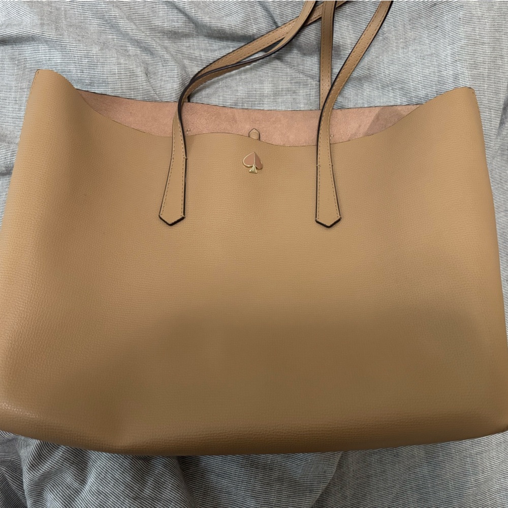 Kate Spade purse. Lightly used, in excellent condition.